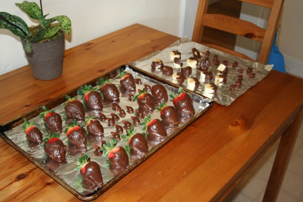 tray-of-dark-chocolate-covered-strawberries-almonds-bananas